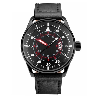 Lo sport casuale degli uomini della cinghia di cuoio guarda l'orologio sportivo minimalista del movimento del quarzo
