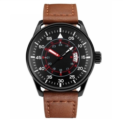 Lo sport casuale degli uomini della cinghia di cuoio guarda l'orologio sportivo minimalista del movimento del quarzo