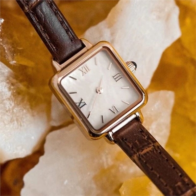 Orologio quadrato del fronte delle piccole di Brown di retro colore dell'orologio della pelle bovina donne di cuoio della cinghia