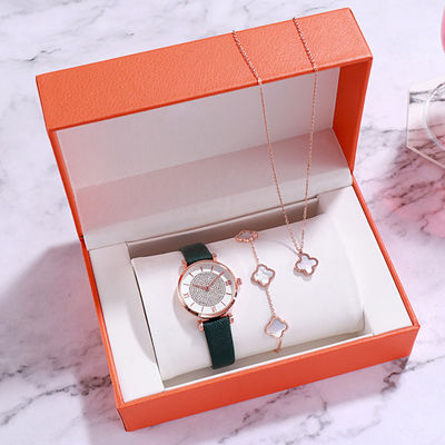 Le signore resistenti all'uso guardano l'insieme Antiscratch del contenitore di regalo placcate