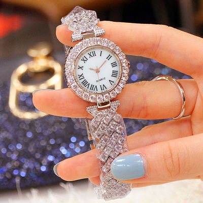 acqua del movimento dell'orologio SL68 del quarzo delle donne di 28mm che infiamma placcante