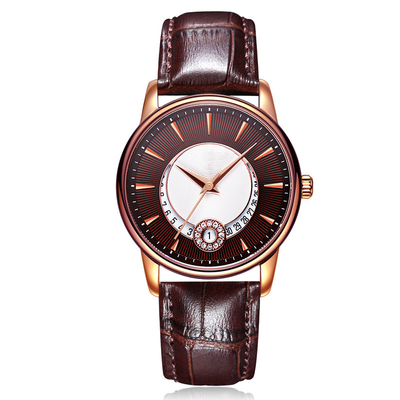 Le signore rivestono di pelle l'orologio alla moda del movimento del quarzo di bellezza