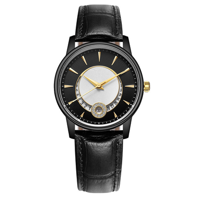 Le signore rivestono di pelle l'orologio alla moda del movimento del quarzo di bellezza