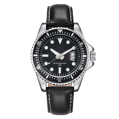 Gli uomini rivestono di pelle per attaccare l'orologio alla moda di affari delle mani semplici meccaniche degli orologi