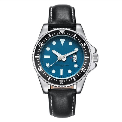 Gli uomini rivestono di pelle per attaccare l'orologio alla moda di affari delle mani semplici meccaniche degli orologi