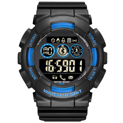 L'orologio sportivo con lo sport casuale degli uomini del temporizzatore guarda l'orologio sportivo con l'allarme