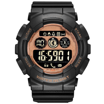 L'orologio sportivo con lo sport casuale degli uomini del temporizzatore guarda l'orologio sportivo con l'allarme
